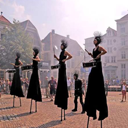 Stelzenlaufende Percussionisten