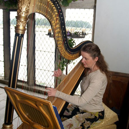 Harpist: Emma