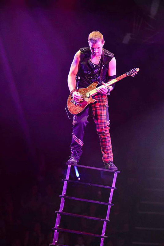 Extreme Balancing Board Act Circus Entertainment Scarlett