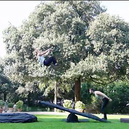 Atto del teatro del circo con tavola oscillante