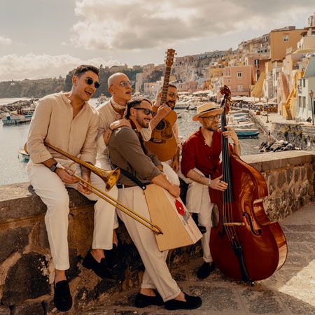 Groupe itinérant de cinq musiciens en Italie