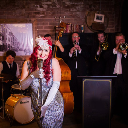 Cantante de jazz femenina de los años 1920 y banda