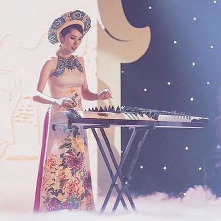 Joueuse de Guzheng féminine Vietnam