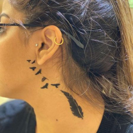 Artista di tatuaggi ad aerografo