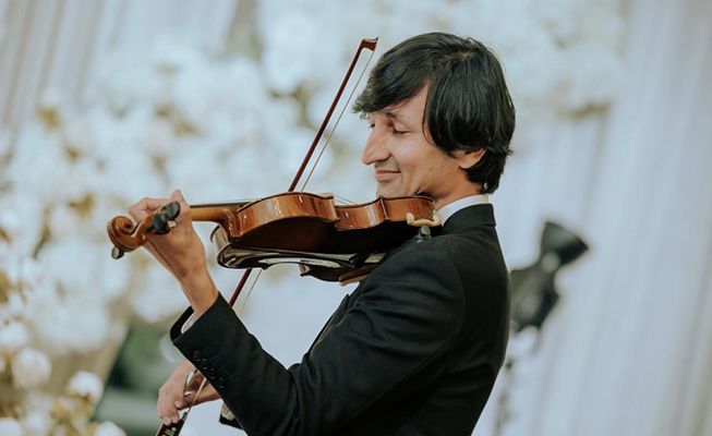 Book A Modern Violinist Singapore | Scarlett Entertainment