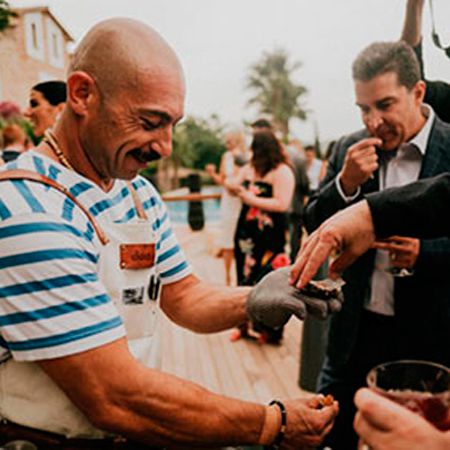 Roaming Oyster Shuckers