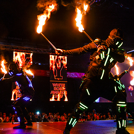 Bailarines de fuego y LED en el Reino Unido