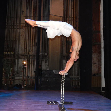 Acto de Equilibrio de Manos Rumania