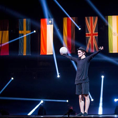 Cirque Football Freestyler 