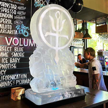 Esculturas de hielo y toboganes de hielo