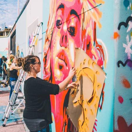 Artista de graffiti femenina en el Reino Unido