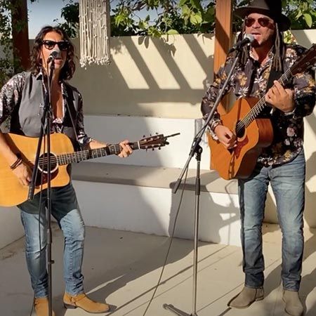 Duo de reprises acoustiques à Dubaï