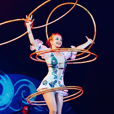 Acto de Contorsionismo con Hula Hoop en Dubai