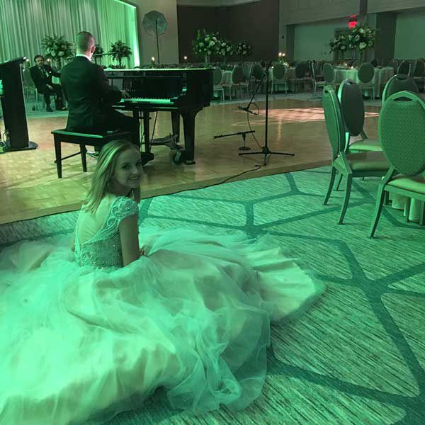 Book Solo Female Singer USA | Scarlett Entertainment