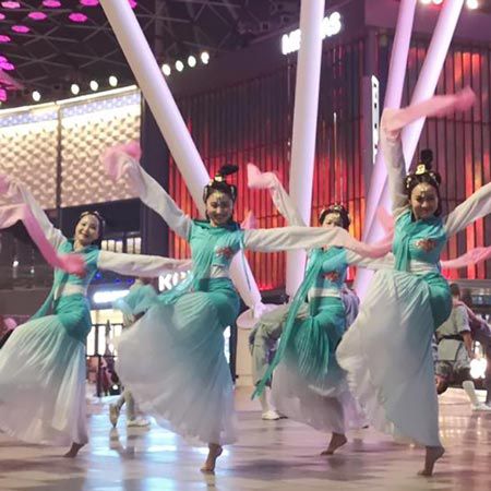 Ballerine cinesi negli Emirati