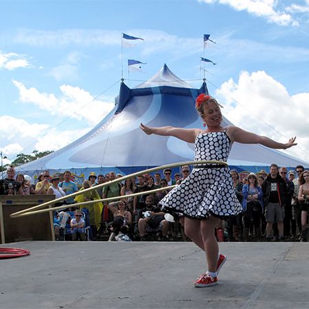 Hula-Hoop-Straßenshow