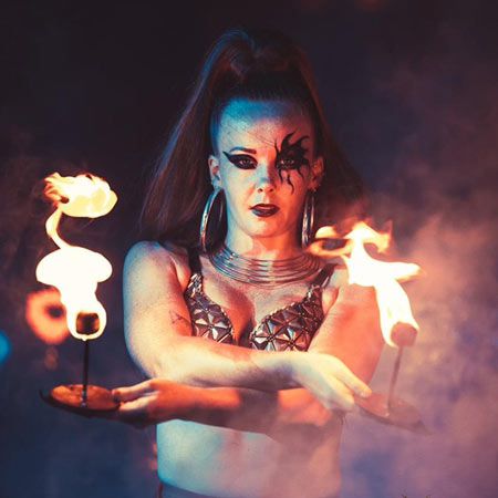 Weibliches Feuer und Freakshow Dubai