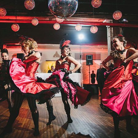 Cancan (Can Can) Girls, bailarines bailando en el escenario