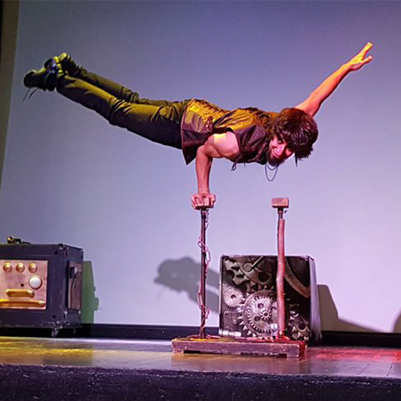 Artiste de Cirque Versatile