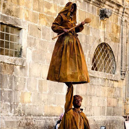 Schwebende menschliche Statuen