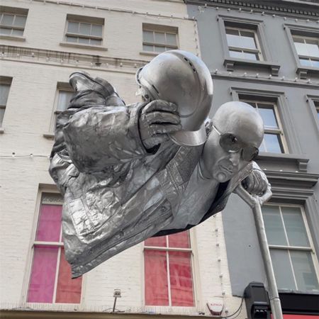 Schwebende Statue Künstler