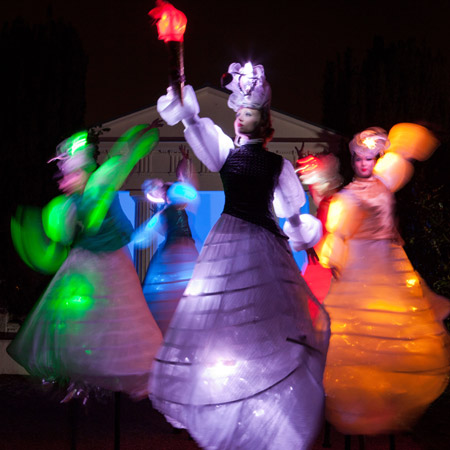 Marcheurs sur échasses lumineuses