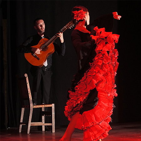 Flamenco-Gitarrist mit Tänzern