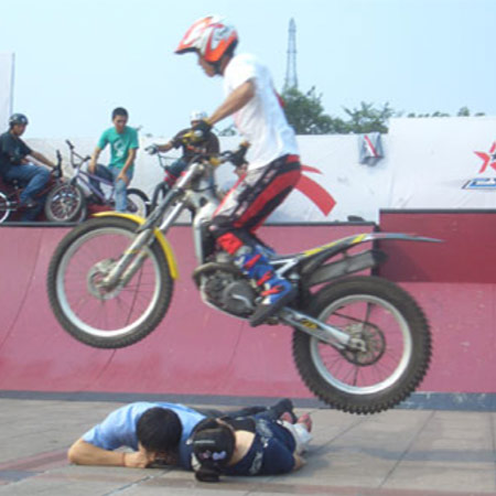 Acrobaties à vélo à Beijing