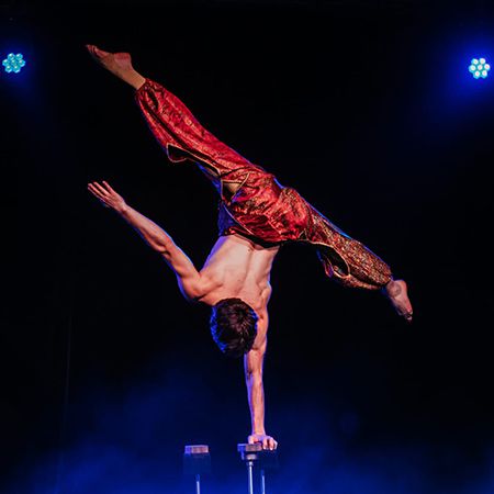 Book Solo Hand Balance Act Paris | Scarlett Entertainment