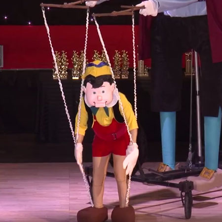 Marionnette Pinocchio qui fait du breakdance