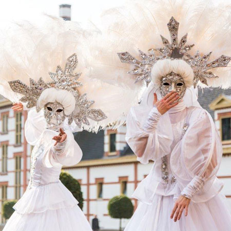 Caminantes de zancos temáticos en blanco