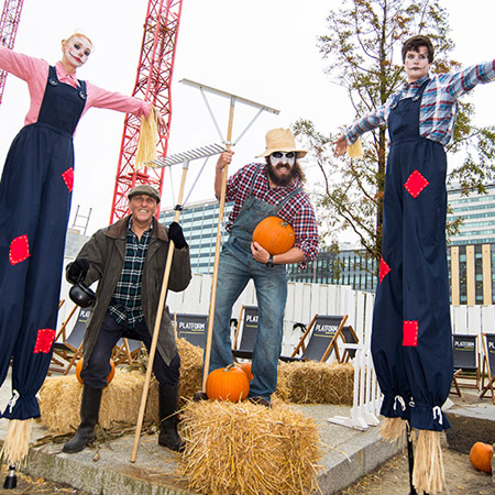 Marcheurs sur échasses d'Halloween