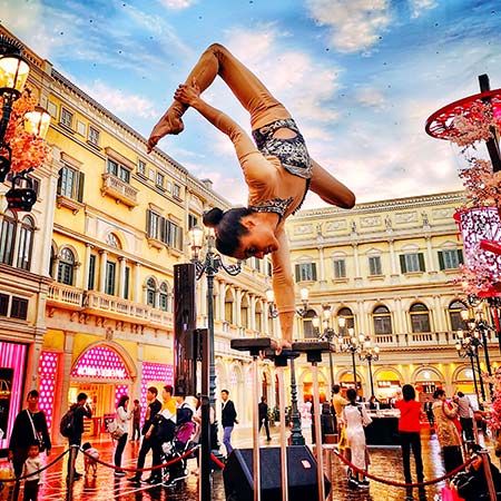 Artista di equilibrio con le mani femminile USA