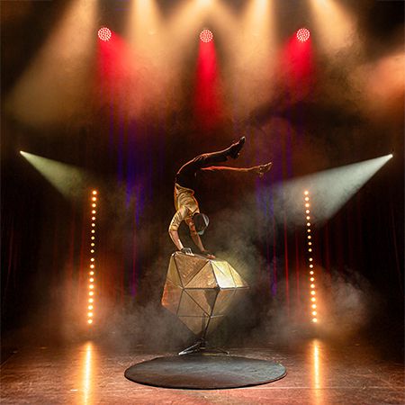 Spectacle d'équilibre des mains sur le thème de l'or