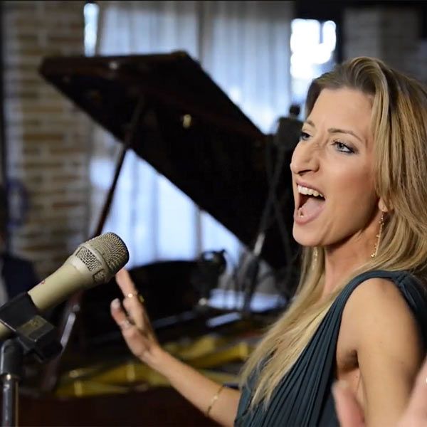 Chanteuse de reprises Italie