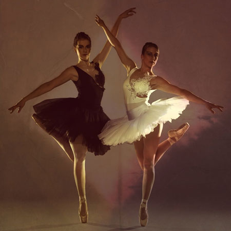 Dansez Le Duo Avec Les Mélanges De Poudre Dans L'obscurité Image stock -  Image du ballet, hommes: 109993343