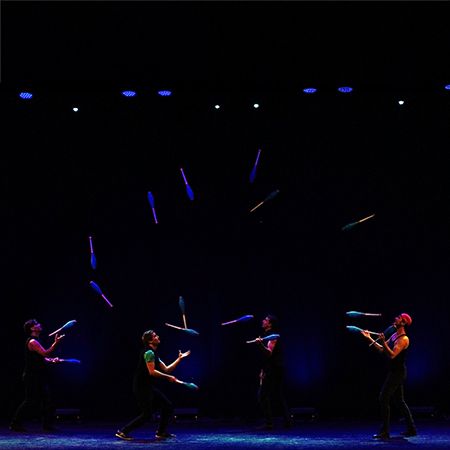 Leuchtende Jonglierkünstler