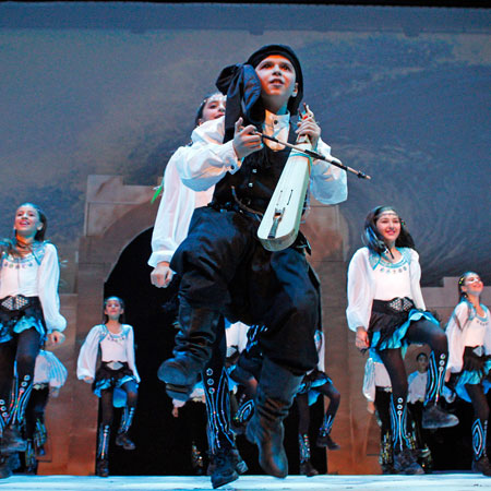 Spectacle de danse folklorique pour enfants turcs