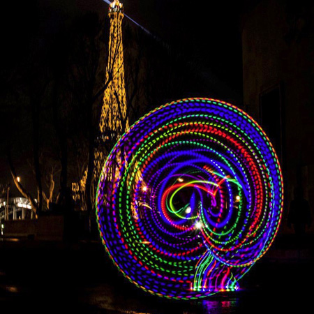 Artista di Hula Hoop con LED