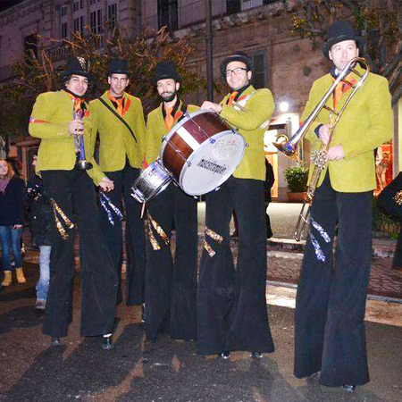 Marcher autour de la bande sur échasses