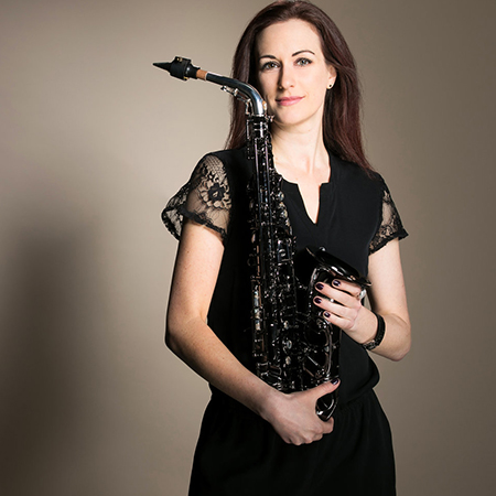 Joueuse de saxophone féminine en direct