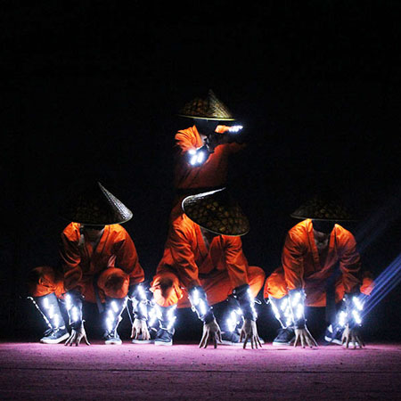 Bailarines LED asiáticos Ucrania