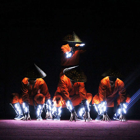 Danseurs LED asiatiques en Ukraine