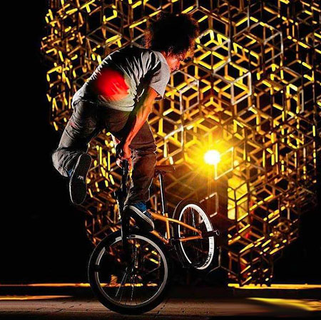 Cycliste acrobatique BMX de Bangkok