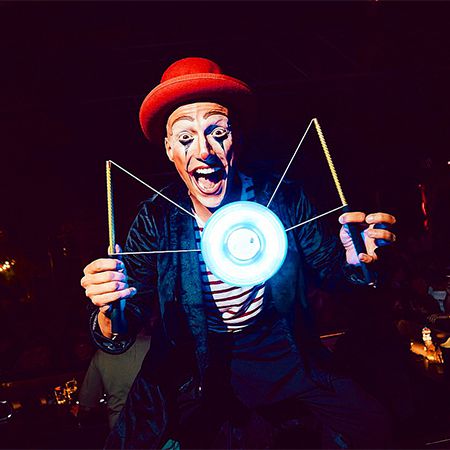 <span>Artista di Giocoleria con LED & Diabolo a Milano</span>