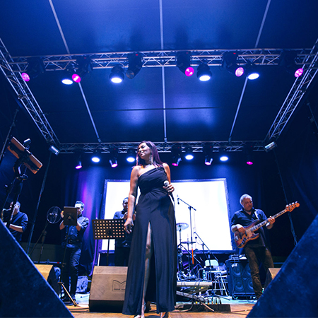 Chanteuse avec groupe de soul