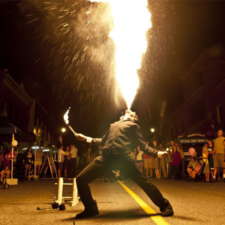 Feuerspuckende Show