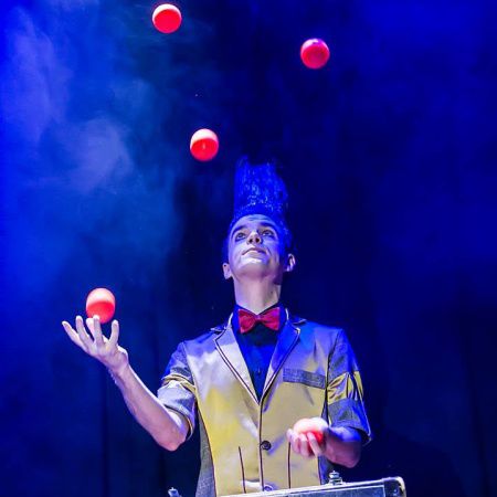 Jonglierender Diabolo-Kombi-Auftritt