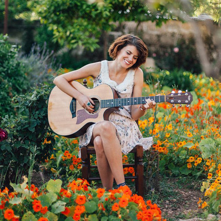Guitariste acoustique Holly