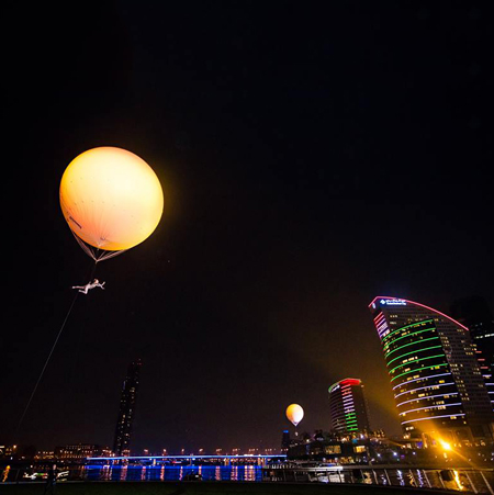 Espectáculo aéreo de globos de helio en los Emiratos Árabes Unidos